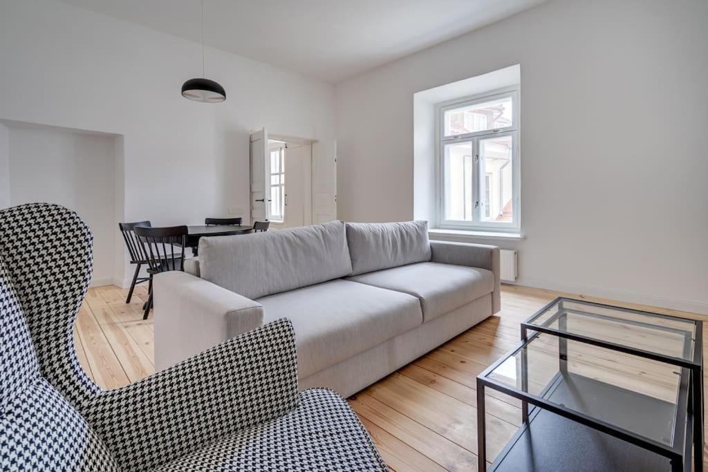 Spacious 2-Bedroom Flat In Old Town By Urban Rent فيلنيوس المظهر الخارجي الصورة
