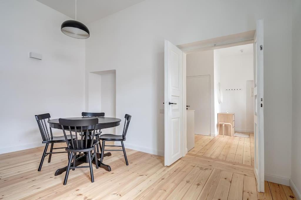 Spacious 2-Bedroom Flat In Old Town By Urban Rent فيلنيوس المظهر الخارجي الصورة