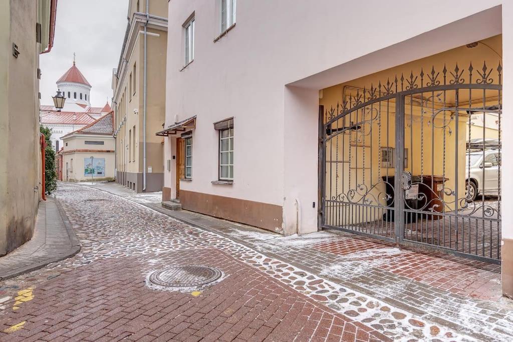 Spacious 2-Bedroom Flat In Old Town By Urban Rent فيلنيوس المظهر الخارجي الصورة