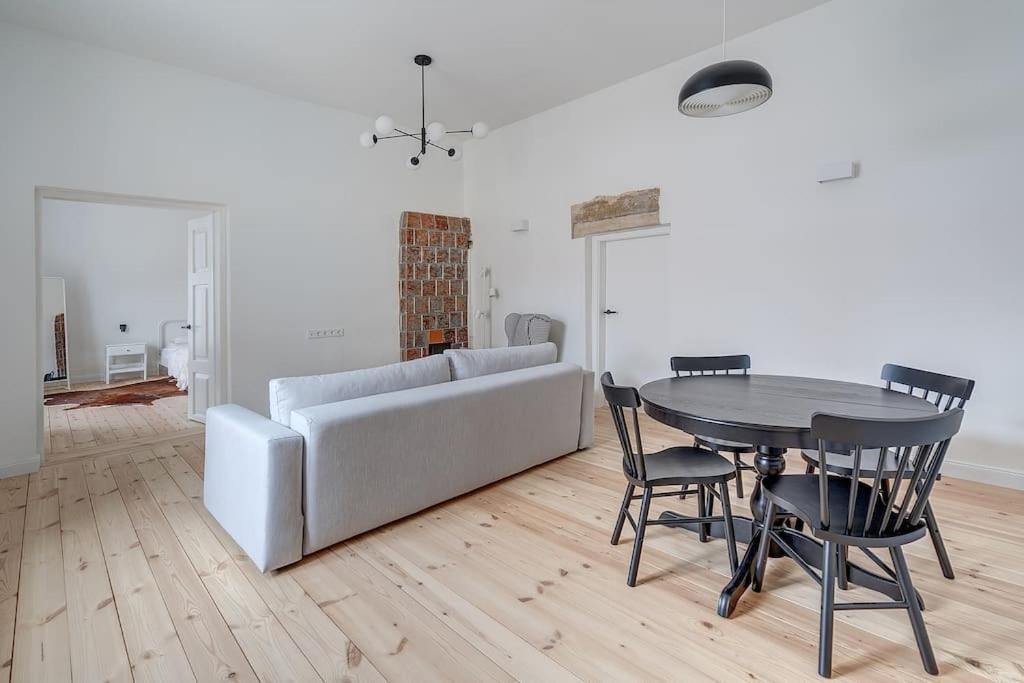 Spacious 2-Bedroom Flat In Old Town By Urban Rent فيلنيوس المظهر الخارجي الصورة