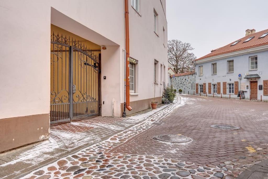Spacious 2-Bedroom Flat In Old Town By Urban Rent فيلنيوس المظهر الخارجي الصورة