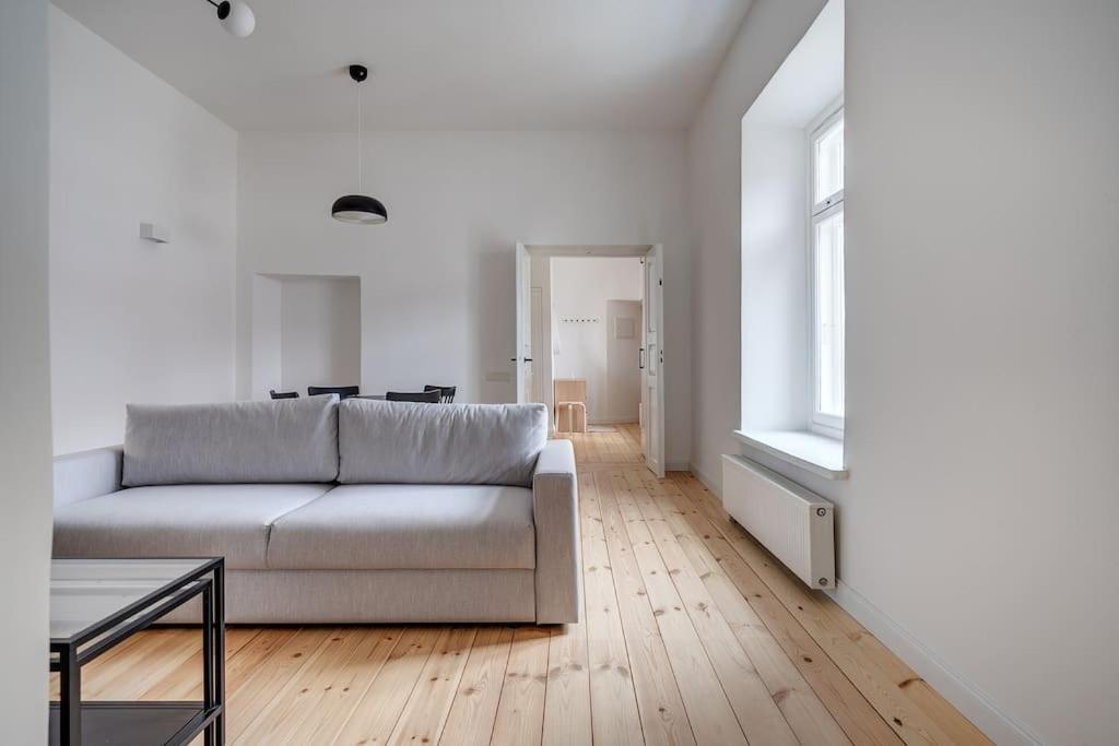 Spacious 2-Bedroom Flat In Old Town By Urban Rent فيلنيوس المظهر الخارجي الصورة
