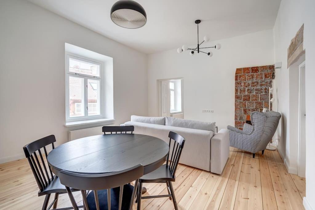 Spacious 2-Bedroom Flat In Old Town By Urban Rent فيلنيوس المظهر الخارجي الصورة