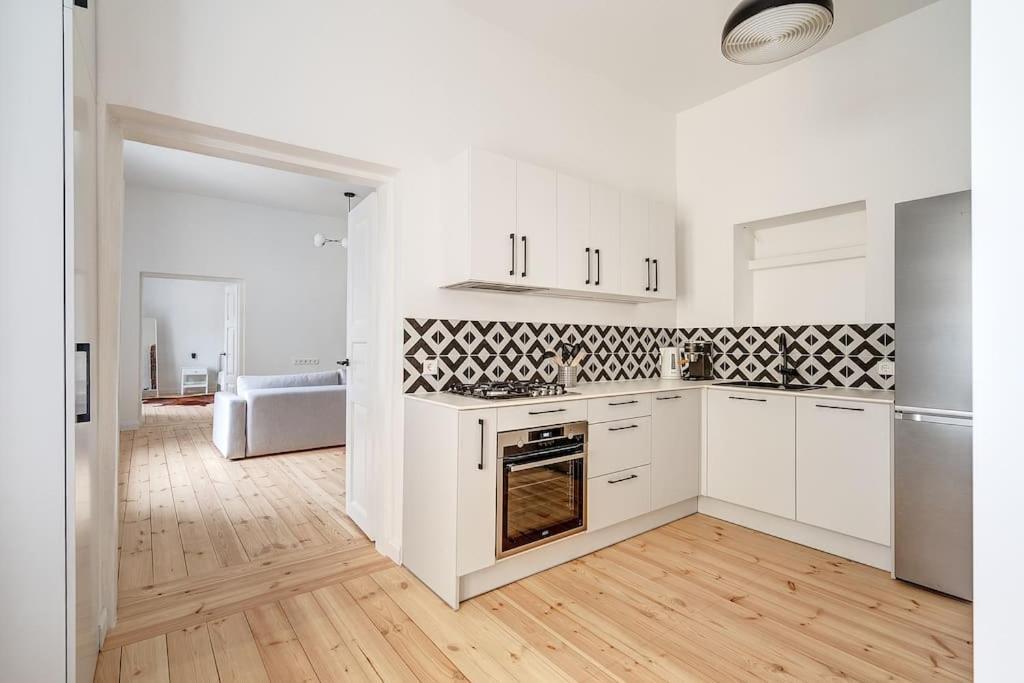 Spacious 2-Bedroom Flat In Old Town By Urban Rent فيلنيوس المظهر الخارجي الصورة