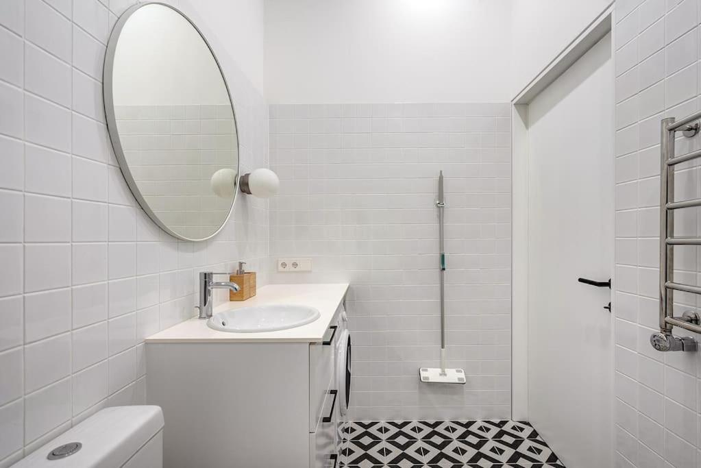 Spacious 2-Bedroom Flat In Old Town By Urban Rent فيلنيوس المظهر الخارجي الصورة
